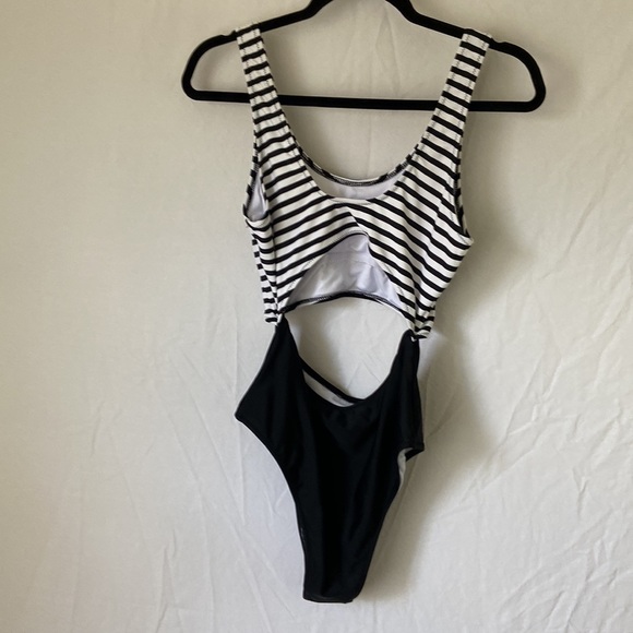 Reneshanta Swimsuit Attached 2 Piece Black and White Size Medium - Picture 4 of 8